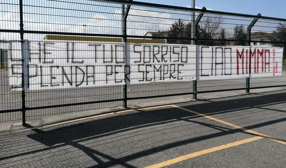 Gli ultras ricordano Michelle con uno striscione allo stadio