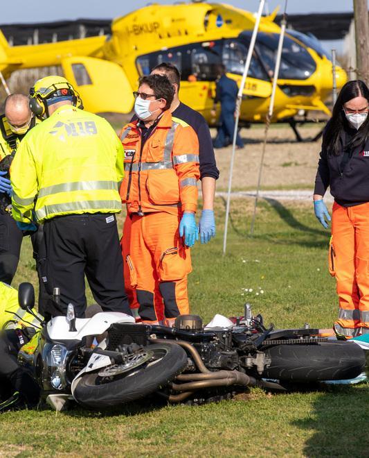 Esce di strada con la moto Rischia di perdere una gamba 