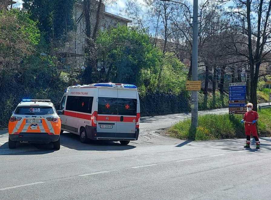 Ciclista cade a Montegibbio Arrivano le ambulanze