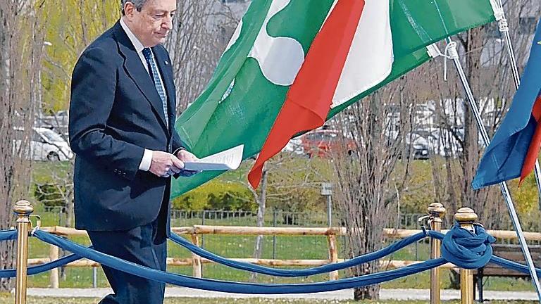 Il presidente del Consiglio, Mario Draghi, all’inaugurazione della stele dedicata alle vittime del Covid