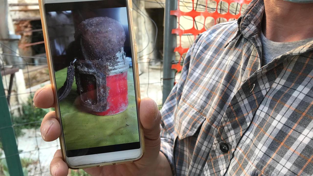 Il residente mostra la foto della bombas scattata col cellulare