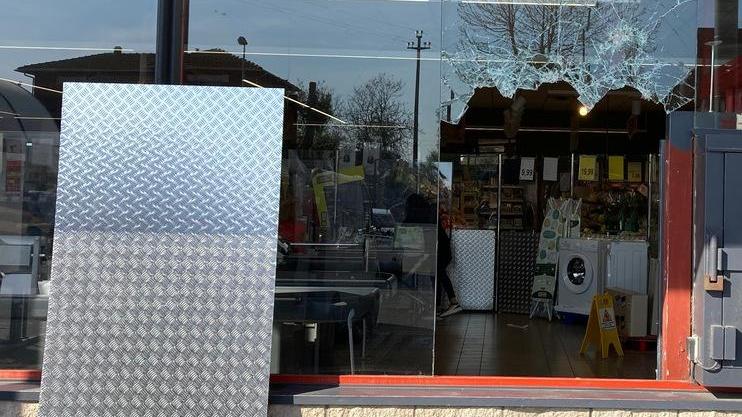 Lo squarcio nella vetrata del Penny Market (foto Michele Falorni)