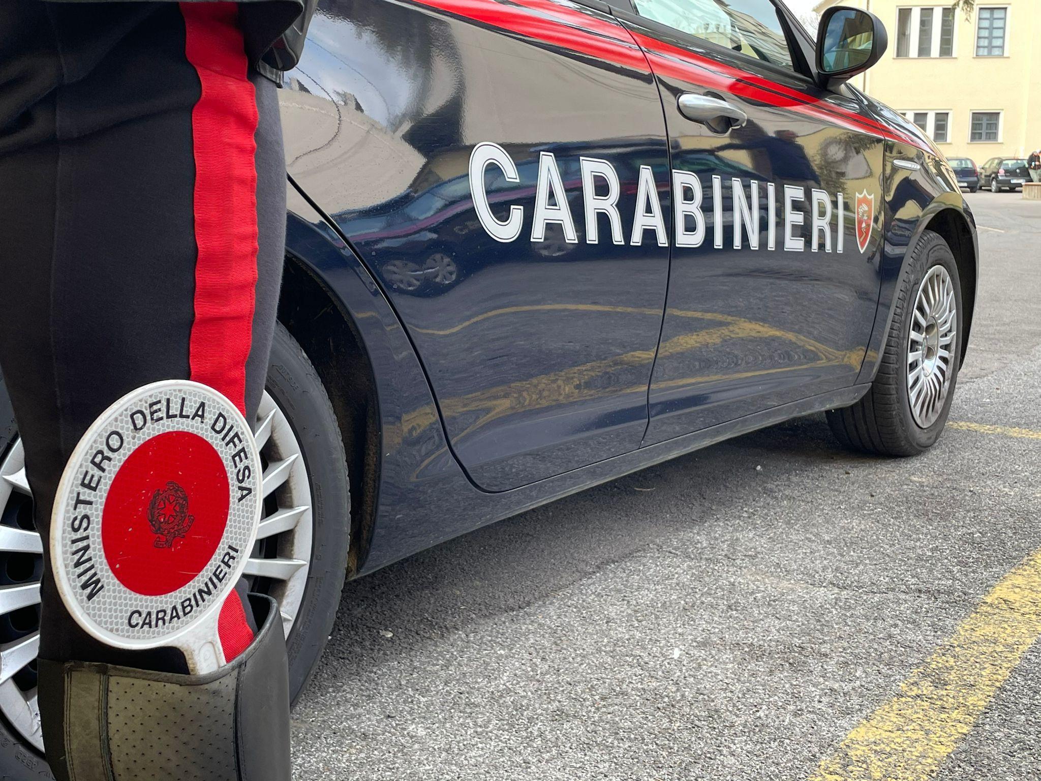 Tentano il furto in un appartamento, sorpresi dal proprietario