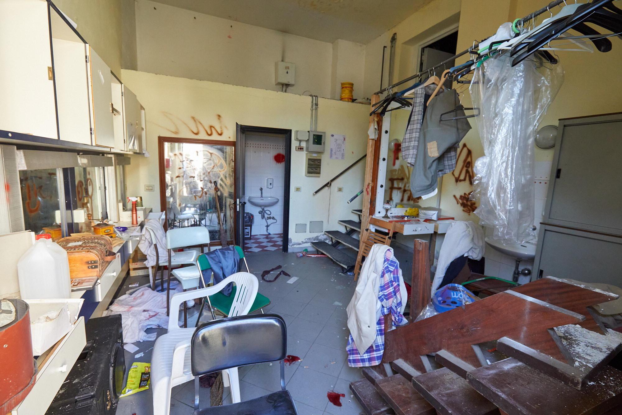 Il raid dei vandali nel teatro di Fibbiana (foto Carlo Sestini)