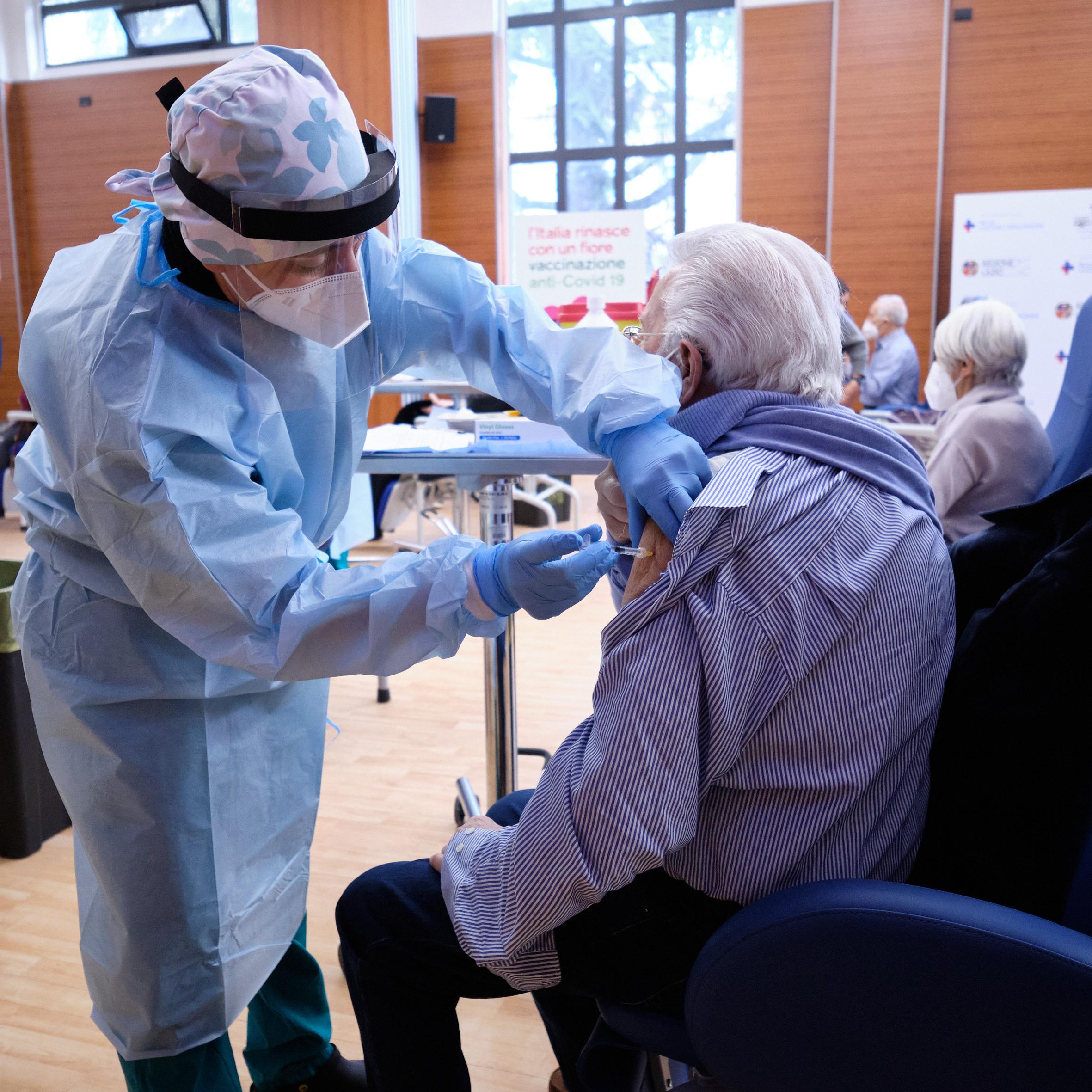A Lucca vaccini anche a Pasquetta, ma i medici di famiglia sono delusi dalla Regione