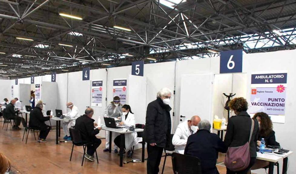Sale d’attesa, 14 ambulatori e 40 al lavoro. Il maxi centro di Carrara esordisce con 584 vaccini 