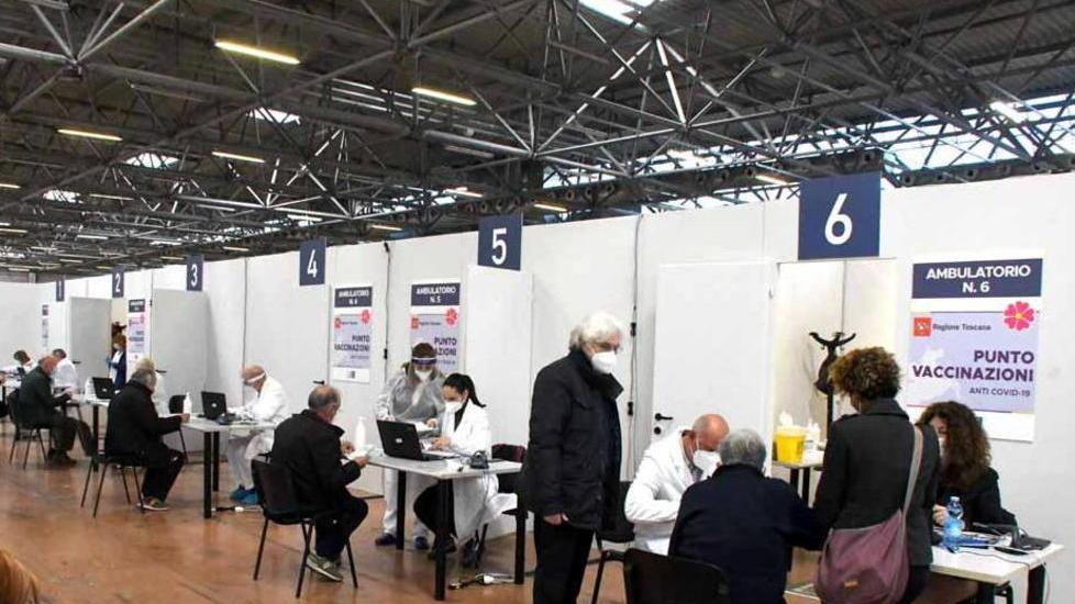 Sale d’attesa, 14 ambulatori e 40 al lavoro. Il maxi centro di Carrara esordisce con 584 vaccini