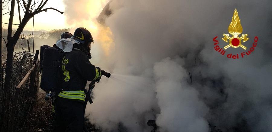 Va a fuoco una casetta di legno a Mandrio di Correggio 
