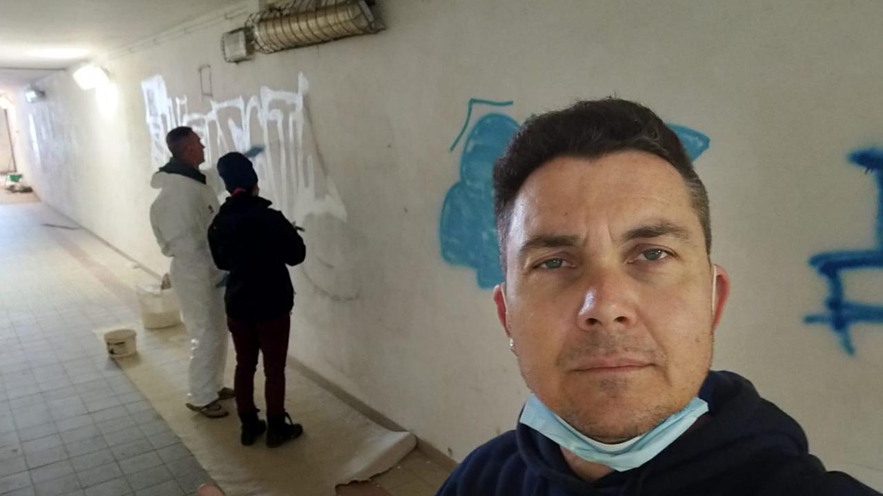 Giuliano Baghini nel sottopasso di Orbetello Scalo più volte pulito e imbrattato nuovamente