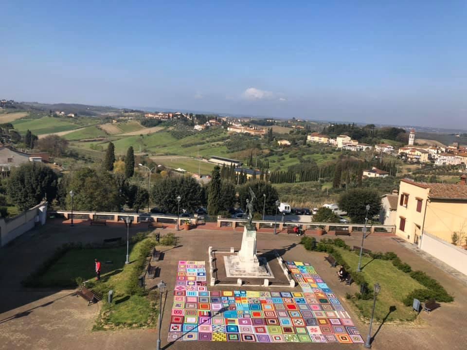 Il grande "tappeto delle pace" realizzate dall'associazione "Le dame dell'uncinetto" di Cerreto Guidi