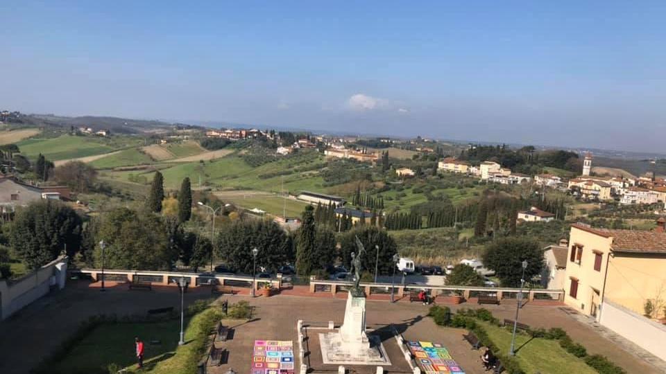 Il grande "tappeto delle pace" realizzate dall'associazione "Le dame dell'uncinetto" di Cerreto Guidi