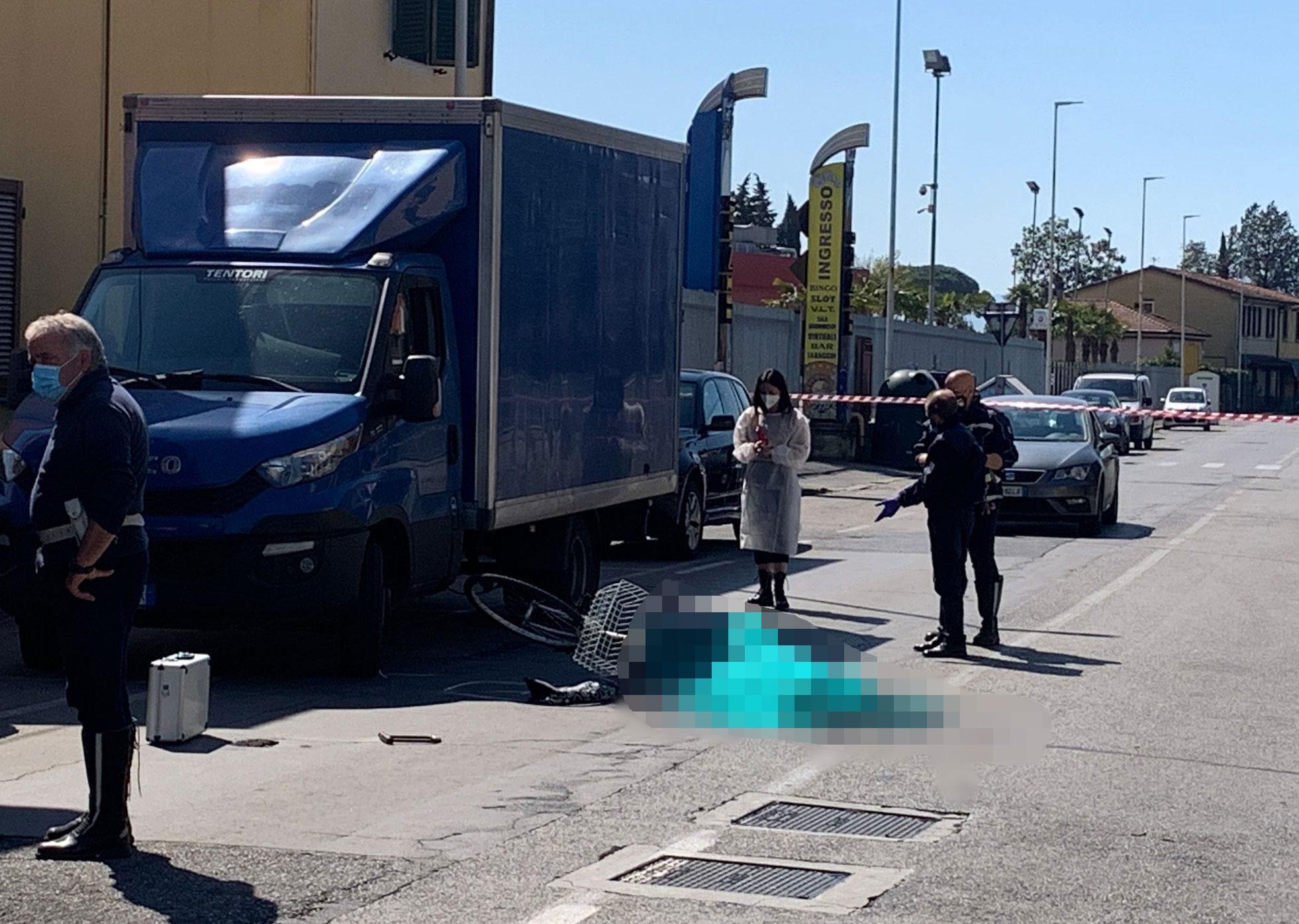 Muore ciclista caduta a terra e investita da un'auto che poi fugge. Rintracciato e denunciato l'autista