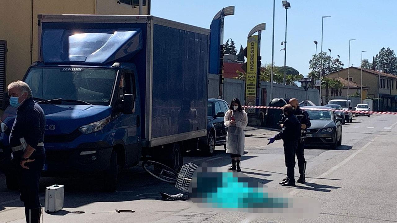 Muore ciclista caduta a terra e investita da un'auto che poi fugge. Rintracciato e denunciato l'autista