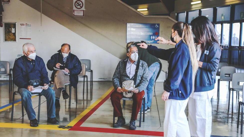 Coronavirus, il PalaModì di Livorno preso d’assalto: 548 vaccini il primo giorno