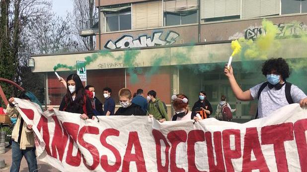 Occupazione a Reggio Emilia contro la Dad: ragazzi sospesi tre giorni dalle lezioni