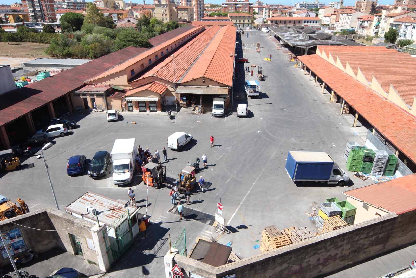 Una veduta del mercato ortofrutticolo (Pentafoto)