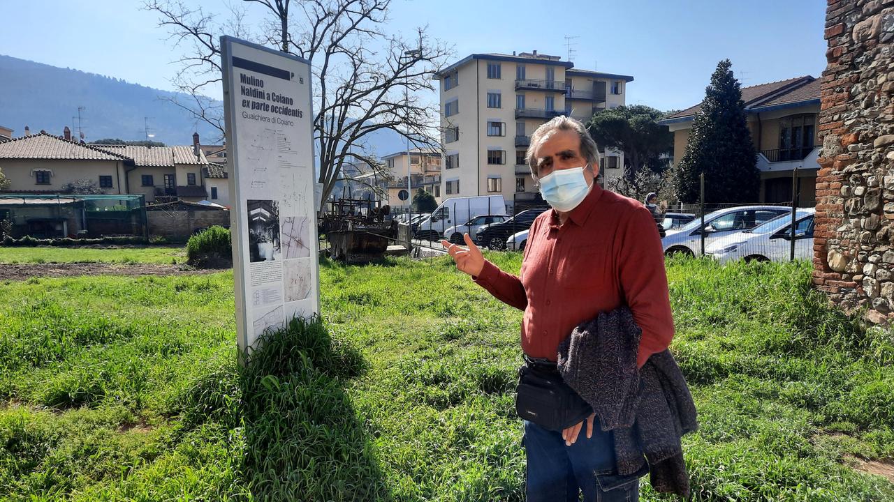 Roberto Dei al limite dell'area recintata per il ritrovamento della bomba a mano