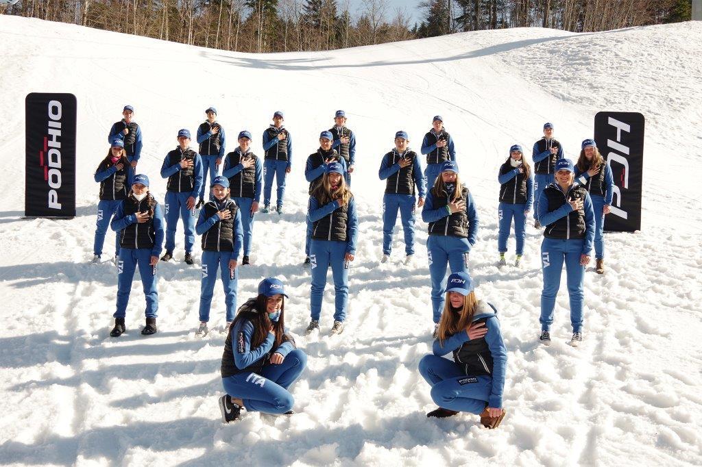 Un gruppo di sciatori azzurri sulla neve di Abetone