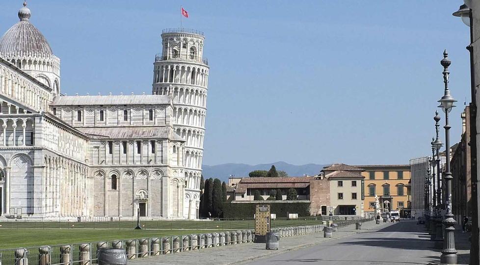 Piazza dei Miracoli deserta