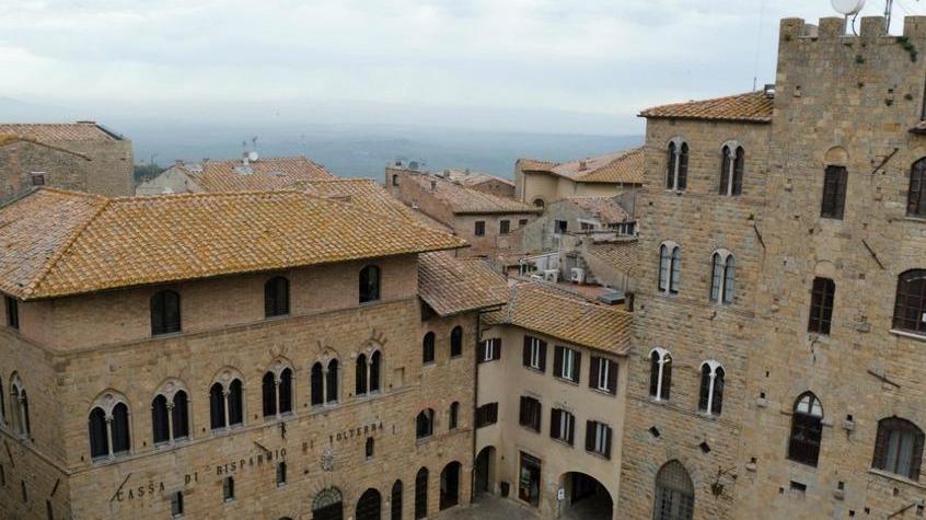 La sede della Cassa di risparmio di Volterra in piazza dei Priori