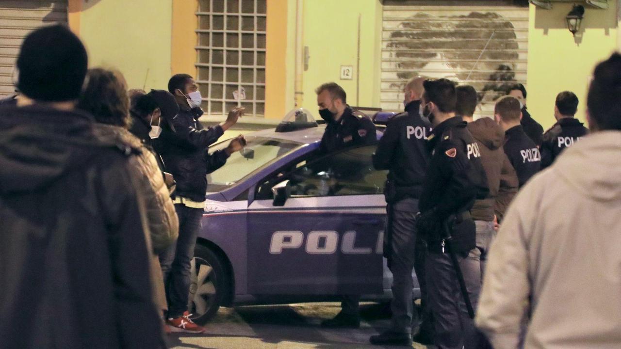 I controlli delle forze dell'ordine in piazza Garibaldi (foto Marzi)