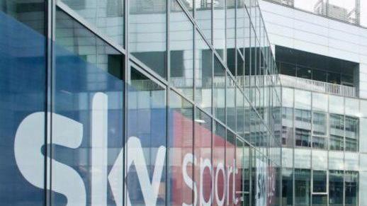 Diritti tv, la Lega dice no a Sky per il pacchetto delle tre gare extra Dazn