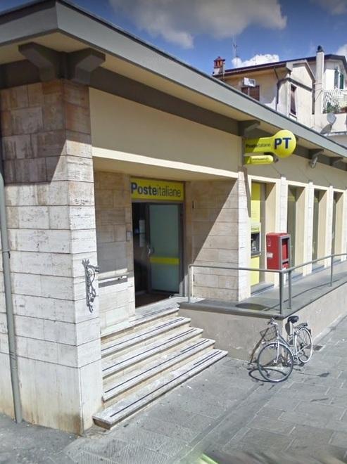 Rapinatore maldestro prova a rubare alle poste ma scappa al primo no