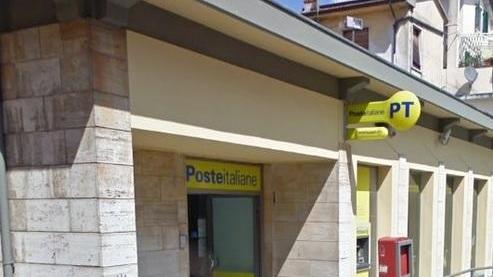 Rapinatore maldestro prova a rubare alle poste ma scappa al primo no