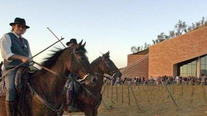 In regalo la foto dell’inaugurazione di Petra cantina-gioiello delle campagne di Suvereto