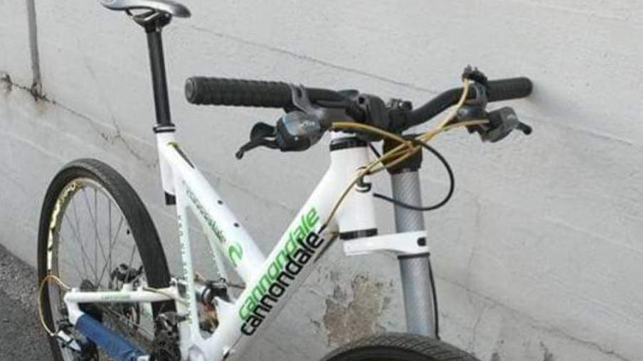 Gli rubano una bici nel suo garage «Aiutatemi a trovarla»