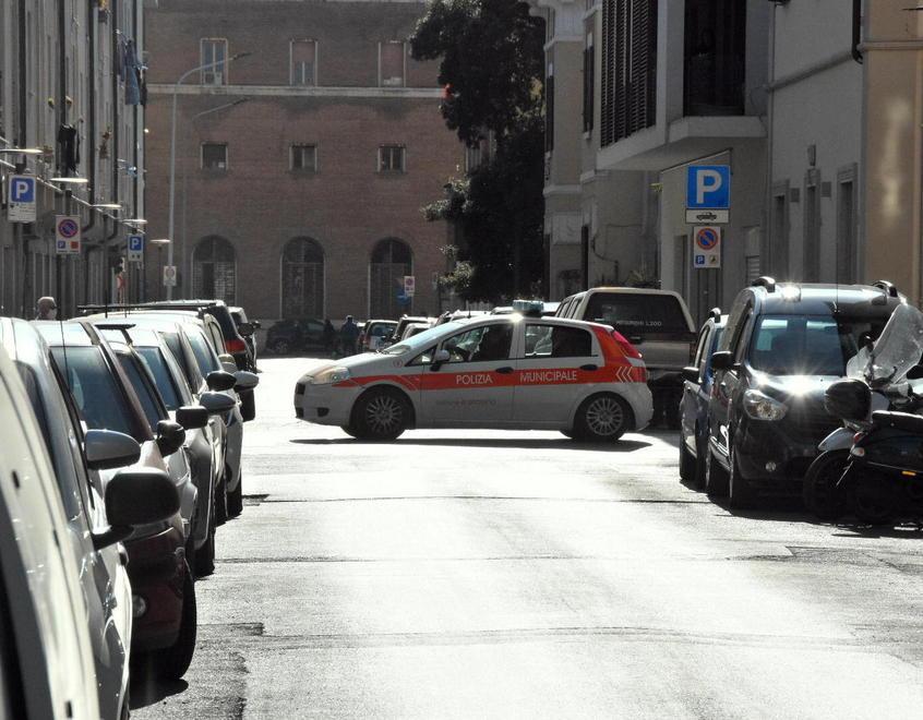 Scappa al controllo della municipale e ferisce un agente Inseguimento in città 