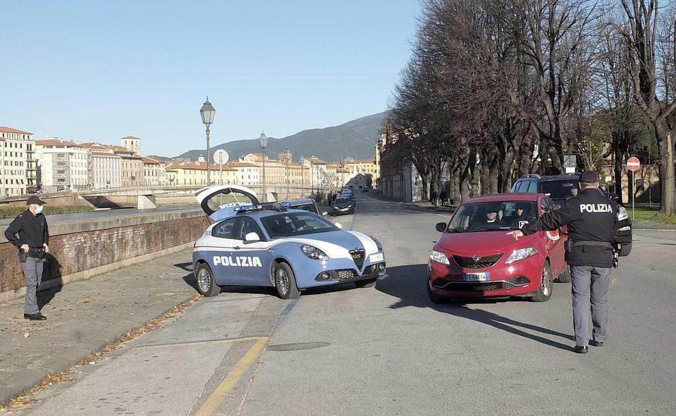 Festa e assembramenti in zona Porta a Mare