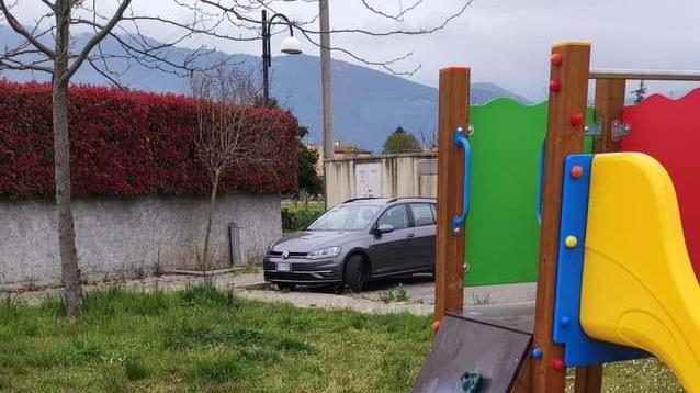 Giochi imbrattati nel parco pubblico