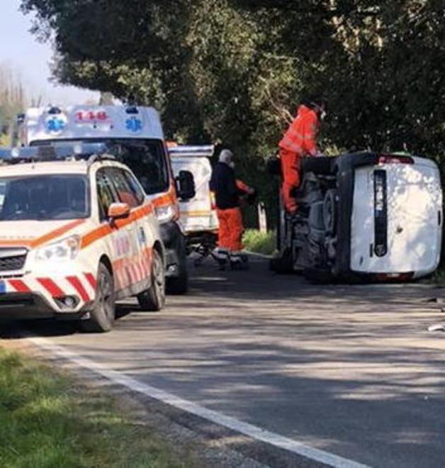 Incastrato nell’abitacolo del furgone dopo lo scontro