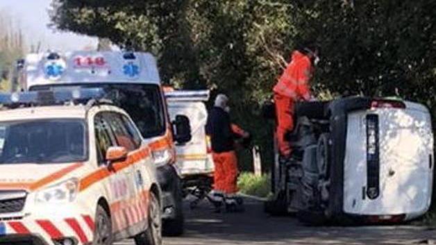 Incastrato nell’abitacolo del furgone dopo lo scontro