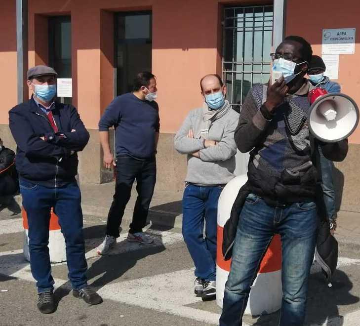 «Da eroi a vittime di tagli» Scende in piazza la rabbia dei magazzinieri Conad