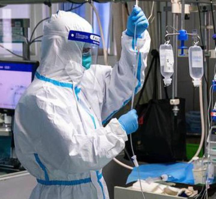 Covid, contagi dimezzati con la metà dei tamponi Ci sono altre tre vittime