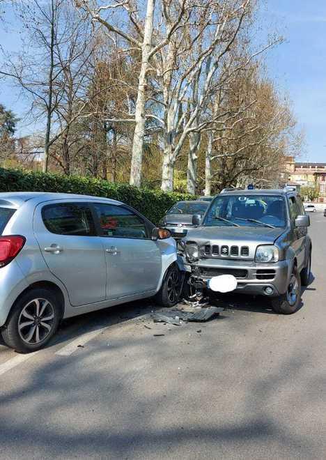 Percorre via contromano poi schianto: due ferite