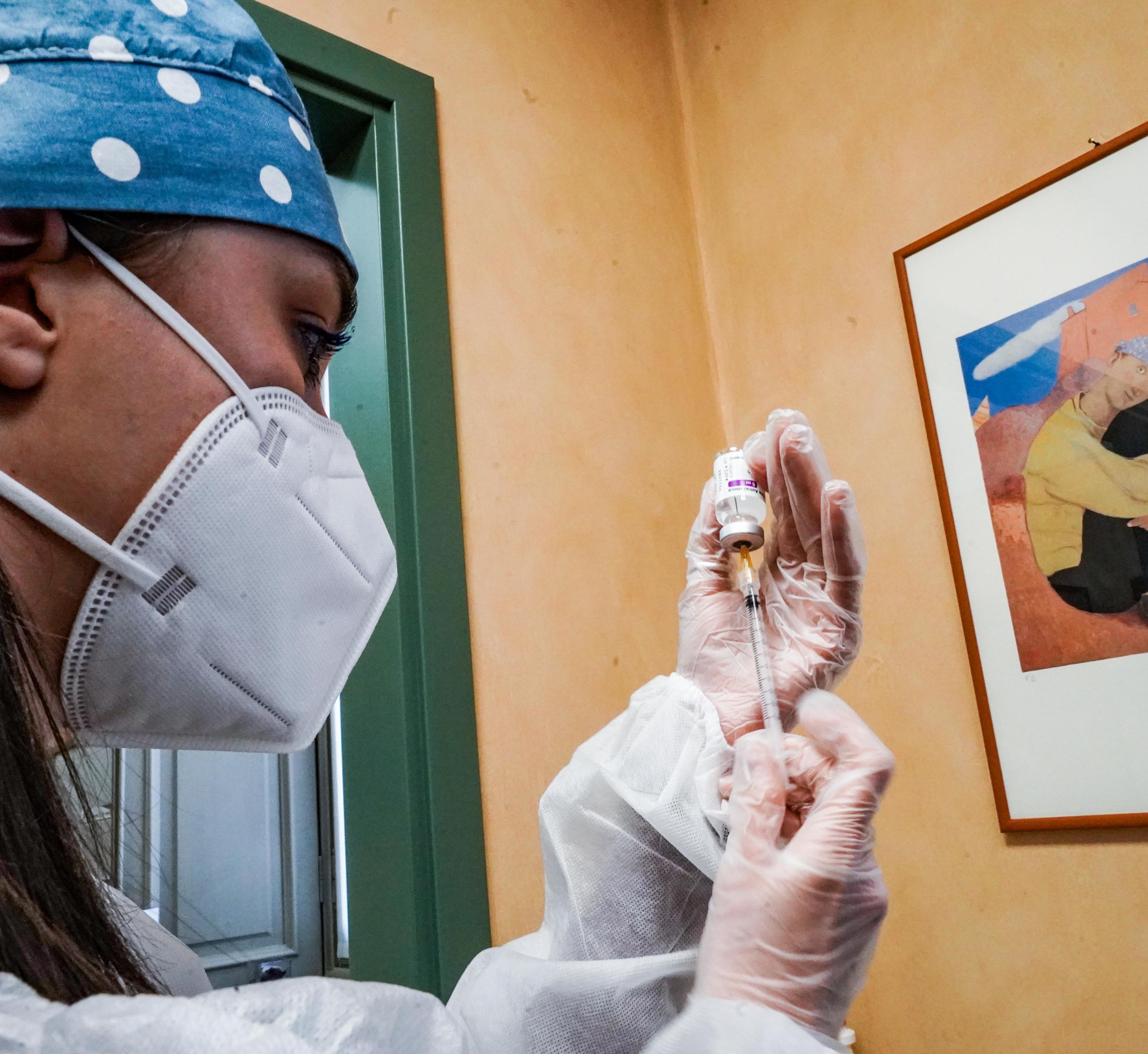 Over 80 in Toscana, altro intoppo. I medici di famiglia: «Troppe spese per vaccinare anche il sabato e la domenica» 
