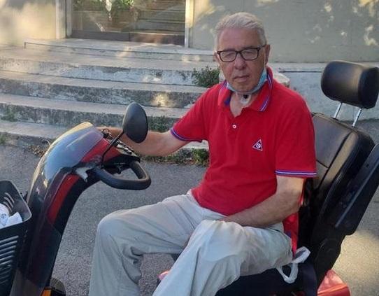 Bruno Mengheri, 75 anni, davanti alla sede del Tirreno con la sua carrozzina elettrica