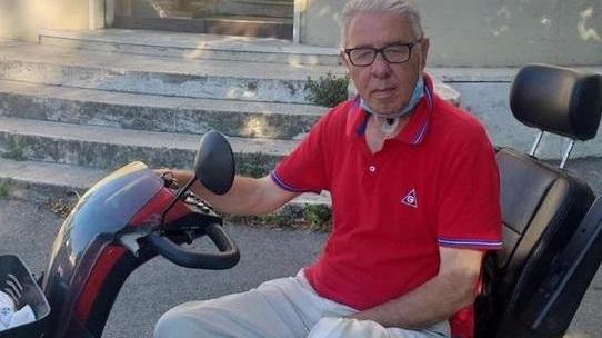 Bruno Mengheri, 75 anni, davanti alla sede del Tirreno con la sua carrozzina elettrica