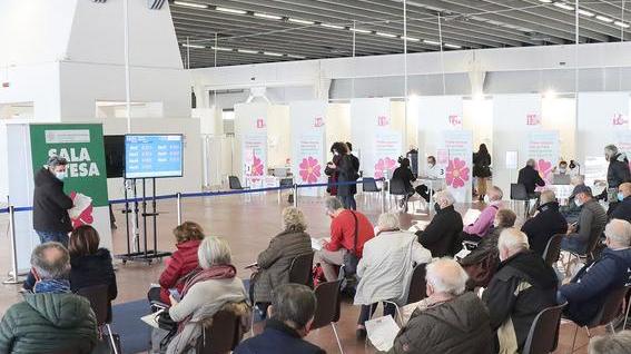 Ferrara, il piano della notte: vaccinazioni senza sosta oltre quota 2mila