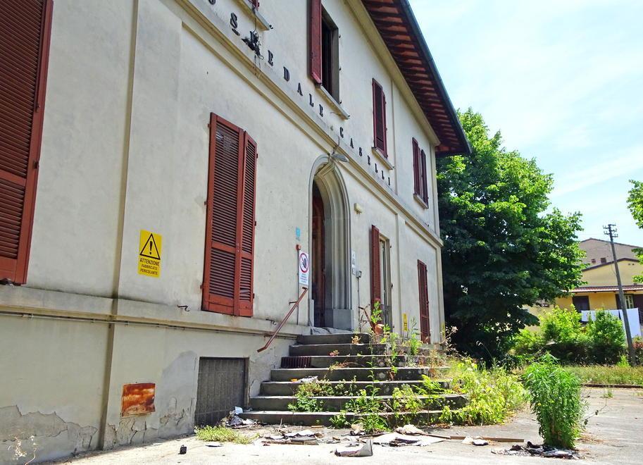 L’ex ospedale Caselli in stato di abbandono, invaso dalla vegetazione