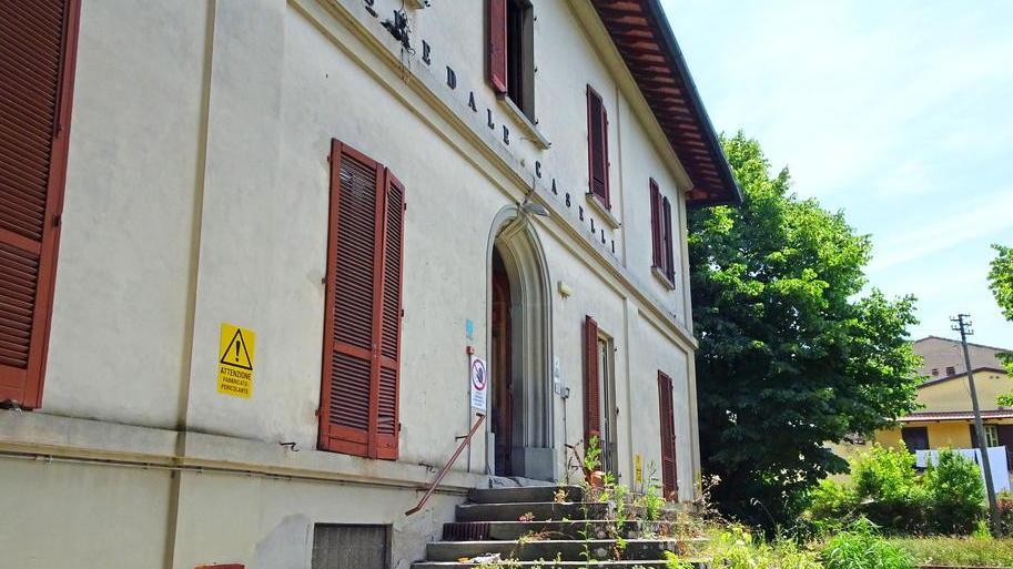 L’ex ospedale Caselli in stato di abbandono, invaso dalla vegetazione