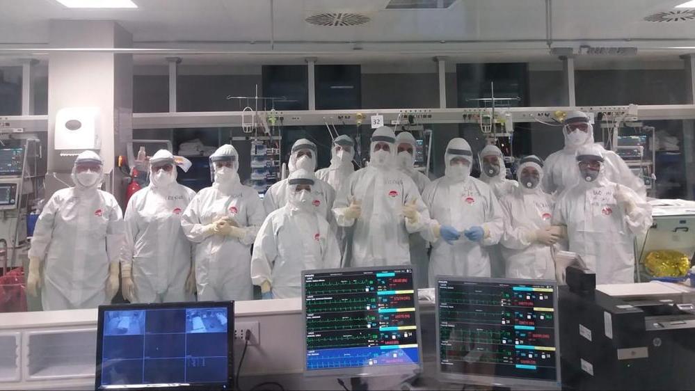 il gruppo di infermieri e infermiere del reparto