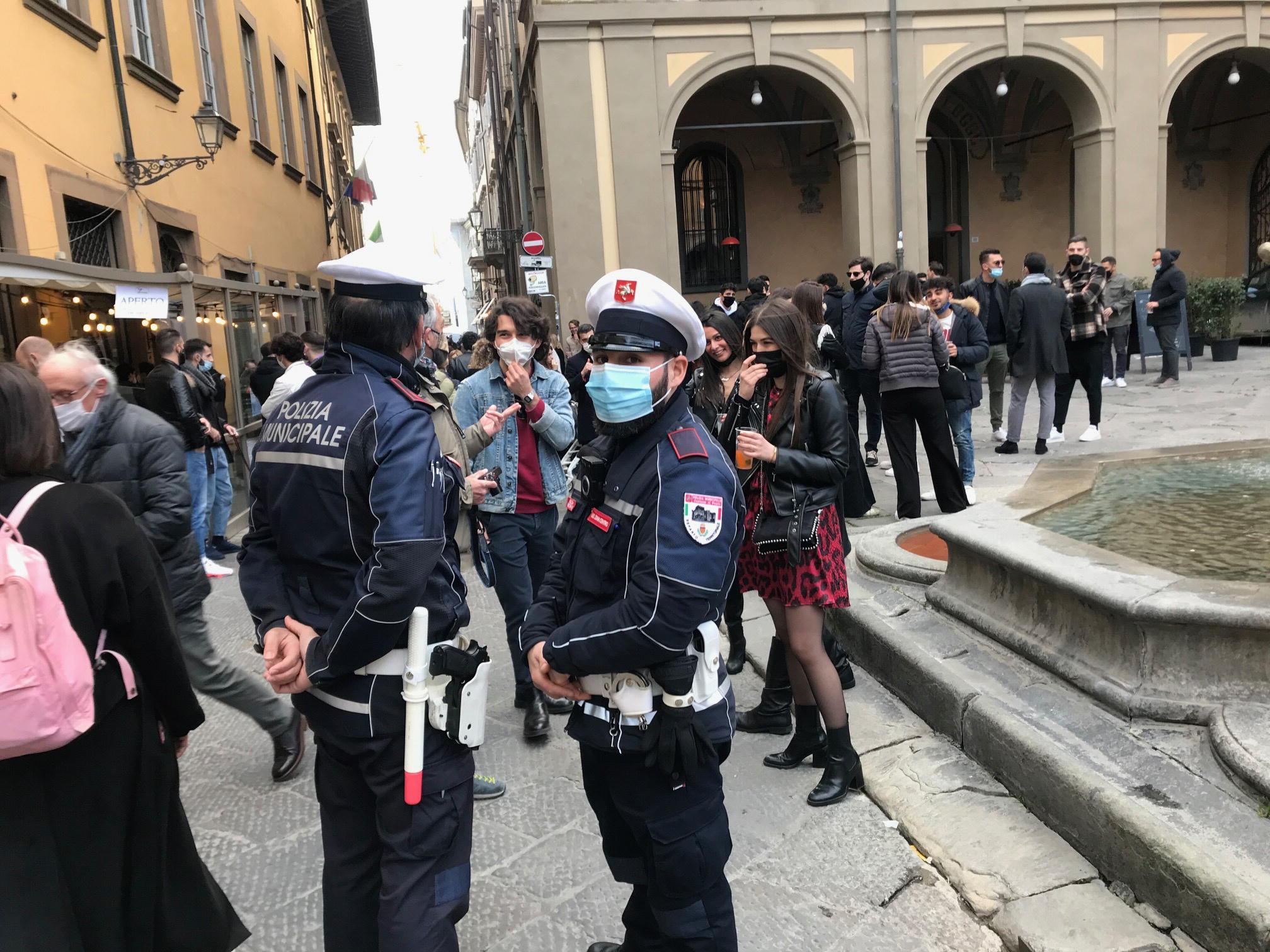Controlli della polizia municipale nel centro di Prato (foto Batavia)