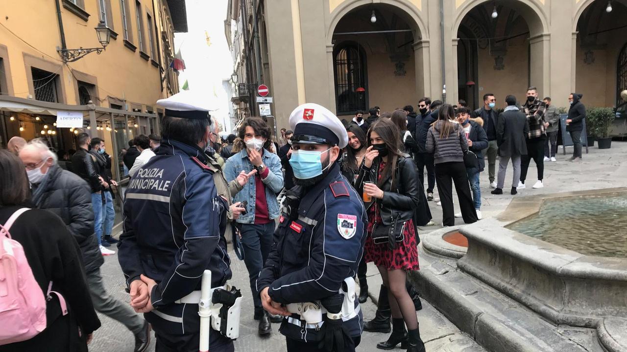 Controlli della polizia municipale nel centro di Prato (foto Batavia)