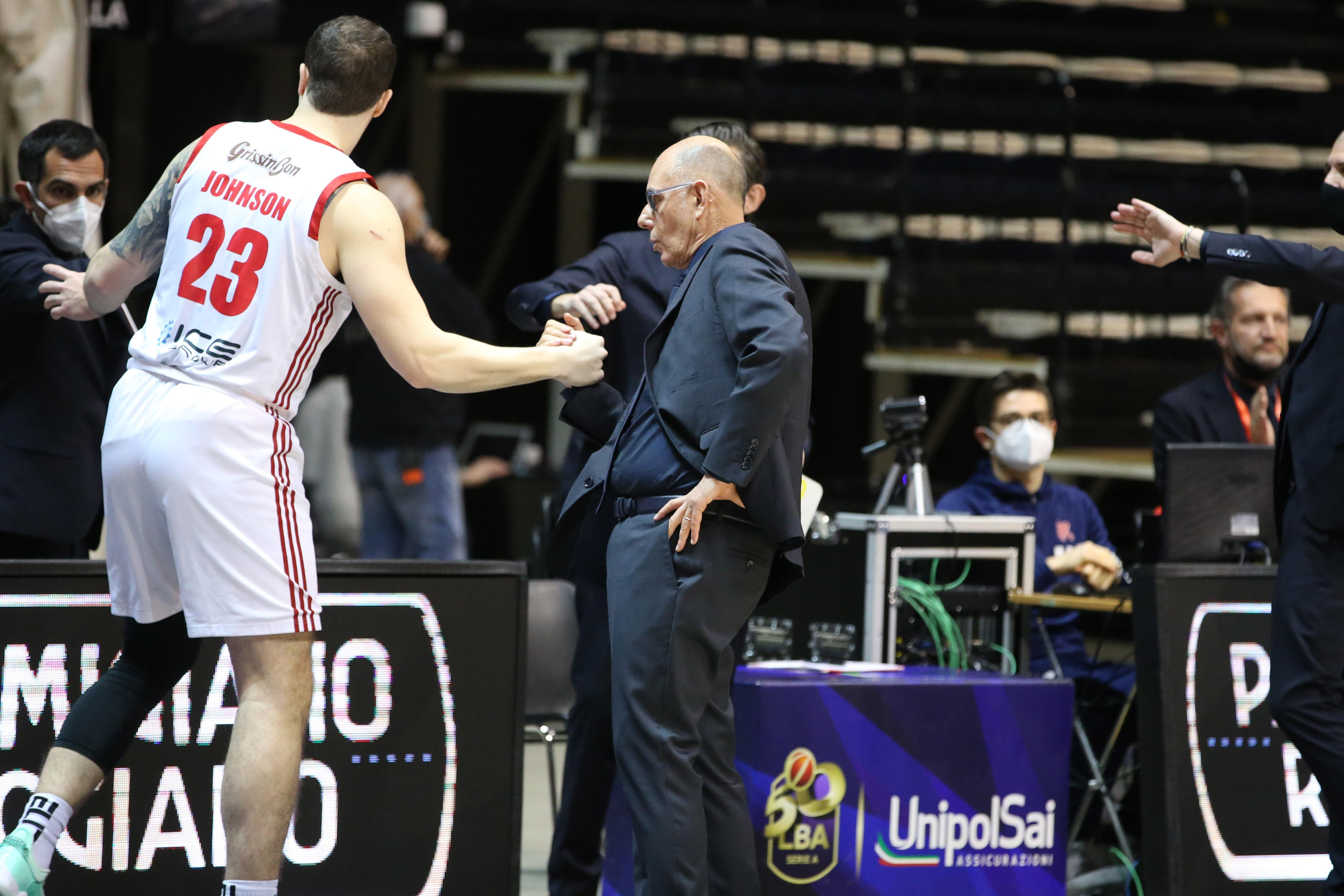 Stretta di mano fra il coach Attilio Caja e il lungo Justin Johnson