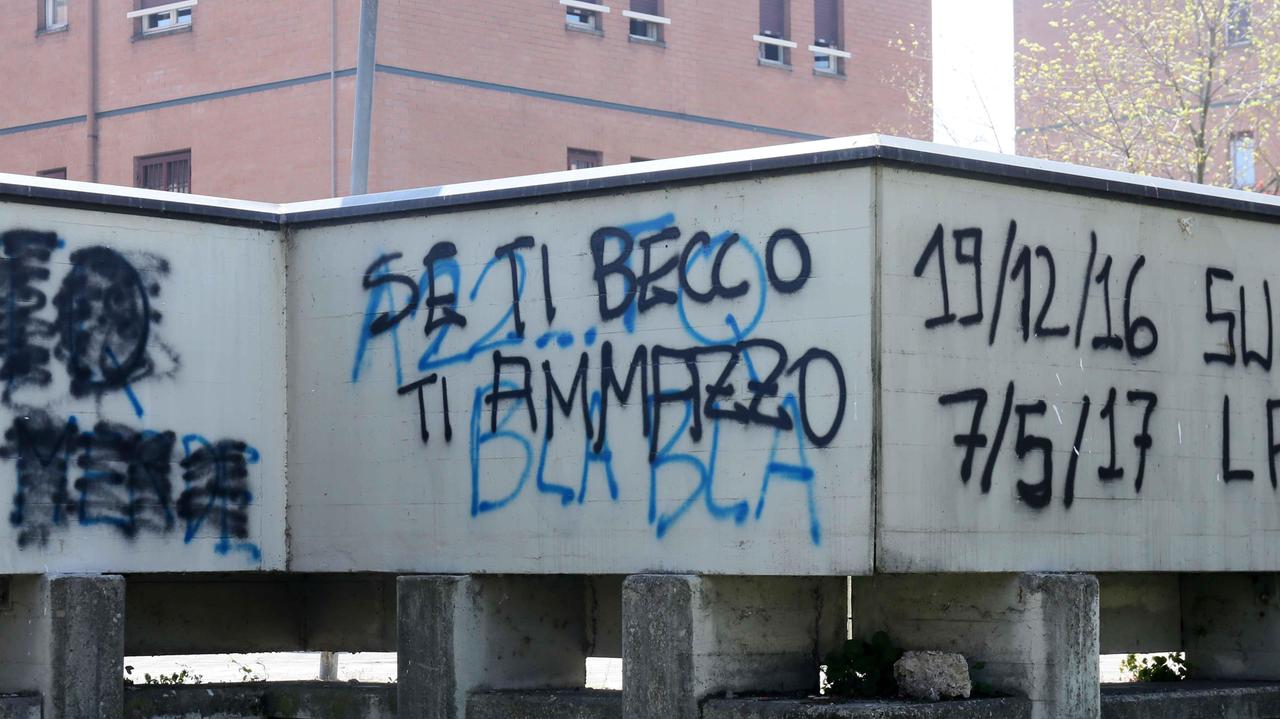 Da Parma a Reggio Emilia per scrivere offese sui muri: multato un tifoso