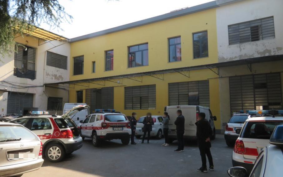 Il complesso edilizio controllato dalla polizia municipale